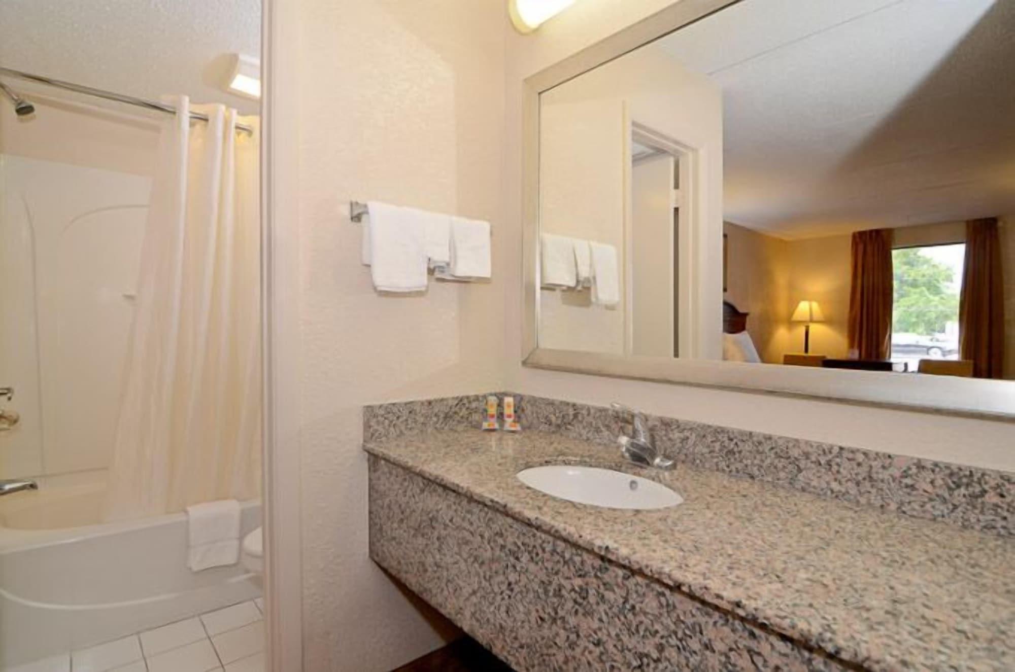Econo Lodge Panama City Exterior photo
